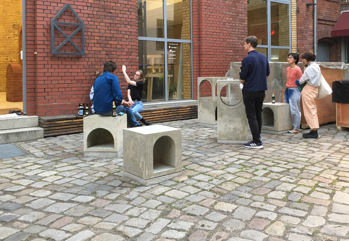 betonklötzer vor AEDES berlin